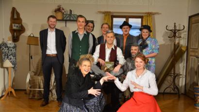 Bild: fdl
Die Premiere ist gelungen: Die Schauspieler und Regisseur Christian Gnan (stehend links) freuen sich über den tosenden Applaus der Zuschauer.