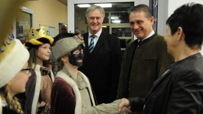 Bild: gf
Hier ist das Poppenrichter Bürgermeister-Trio noch komplett: Bei diesem Archivbild vom Neujahrsempfang der Gemeinde 2015 begrüßen Franz Birkl und seine Stellvertreter Hermann Böhm und Gertraud Weigl (von links) die Sternsinger.