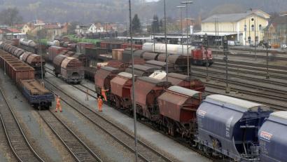 Archivbild: Gerhard Götz
Wie viele Güterzüge werden künftig zwischen Hof und dem Bahnhof Schwandorf (Bild) unterwegs sein? Das Bundesverkehrsministerium hat dazu eine Prognose veröffentlicht, die allerdings einige Fragen aufwirft.