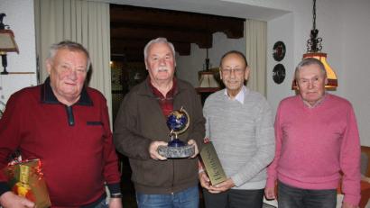 Bild: frd
Die meisten Punkte haben in diesem Jahr (von links) Josef Riedl (51 134), Günther Karl (49 847) und Horst Wilcke (49 353) gesammelt. Zu diesen Ergebnissen gratulierte Skatclub-Chef Gerald Höhne (rechts).