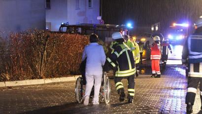 Bild: Masching
Seh- und Gehbehinderte, Demenzkranke und Rollstuhlfahrer müssen in der Nacht zum 1. Februar schnell aus dem brennenden Seniorenheim geholt werden. Ein Kraftakt für Personal und Rettungskräfte.