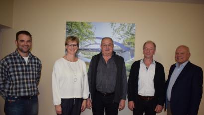 Bild: bnr
Nach 40 Dienstjahren in der Straßenmeisterei Nabburg wurde Hubert Fleischmann in den Ruhestand (Mitte) verabschiedet. Roland Stubenvoll (Zweiter von rechts) konnte sein 25jähriges Dienstjubiläum feiern. Den beiden Jubilaren dankten Bereichsleiter Gottfried Weishäupl (rechts), Dienststellenleister Michael Pfistermeister (links) und Personalrätin Claudia Zimmet (Zweite von links) für geleistete Arbeit.