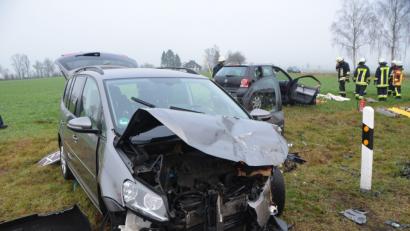 Bild: dob
An der Lennesriether Kreuzung stoßen zwei Autos zusammen. Drei Personen werden teils schwer verletzt.