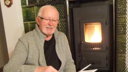 Bild: gm
Dieter Walter nutzt seinen Ruhestand und die Freizeit zum Dichten und Schreiben. In gemütlicher Atmosphäre am Kachelofen gehe das meistens am besten, sagt er.