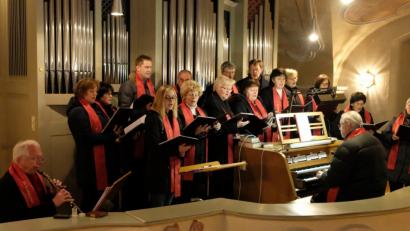 Bild: le
Beim Konzertabend in der evangelischen Kirche St. Johannes Baptista glänzt die Chorgemeinschaft mit Jürgen Keppler an der Oboe unter der Gesamtleitung von Kantor Andreas Kunz mit ihren Darbietungen.