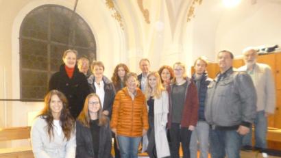 Bild: kwl
Die Gesangsklasse der Lehrbeauftragten an der Uni Regensburg, Gertrud Werner (links, stehend), begeistert mit sakralen Liedern in der Pfarrkirche St. Georg. Stadtchorregent Harald Bäumler begleitet einfühlsam und spielt auch eigene Soli.