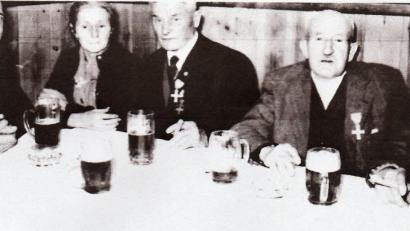 Bild: jml
Nur wenige Kohlberger erinnern sich an diese Personen. Von links: Wagnermeister Josef Bäumler mit Ehefrau Katharina, Feuerwehr-Ehrenkommandant Johann Gäbelein, Georg Krügelstein und der ehemalige Gemeindeschreiber Johann Magerl. Er hat Aufzeichnungen über Kohlberger Ereignisse, den Verschönerungsverein, Sitten und Gebräuche verfasst. Das Bild entstand laut Angaben von Karl Prösl am 20. Oktober 1962 im Schnellinger-Saal (heute das Bösl-Anwesen).