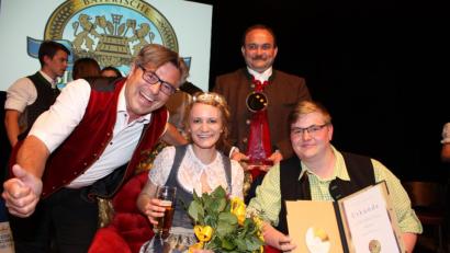 Bild: ui
Bürgermeister Reiner Gäbl (links), sein Stellvertreter Georg Zierer junior und Rathaus-Azubi Daniel Biermeier (rechts) gewinnen in München die „Goldene Bieridee“ für das Museum im Kommunbrauhaus. Darauf stößt auch die bayerische Bierkönigin Johanna Seiler an.