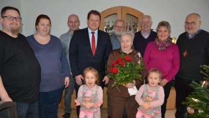 Bild: jr
Über zahlreiche Gratulanten freute sich am Donnerstag Kristina Tretter. Im Bild (von links) Schwiegersohn Michael, Tochter Carmen, Sohn Gerwin, 2. Bürgermeister Stefan Grillmeier, Josef Fennerl, Jubilarin Kristina Tretter, Walter Siller, Maria Kraus, sowie Stadtpfarrer Anton Witt sowie vorne die Zwillings-Enkelkinder Hermine (links) und Josepha.