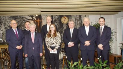 Bild: mmj
MMM-Gesellschafter Michael Koller (Dritter von links) gratulierte Stefanie Brandl und Hartmut Cebula (Dritter von rechts) zusammen mit den Geschäftsführern Michael Geutler (links), Thomas Hasselkuß (Vierter von links), Robert Eibl (Zweiter von rechs), Benedikt Koller (Assistent der Geschäftsleitung,rechts) und Betriebsratsvorsitzenden Alois Spachtholz (Zweiter von links) zum Dienstjubiläum.