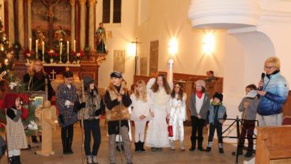 Bild: rpp
Das Krippenspiel unter der Leitung von Cheryl Frank und Elke Köstler-Wolf war wieder der Höhepunkt in der Christvesper in Neustadt am Kulm. Die Kinder verkörperten Menschen, die zwischen Hoffen und Zweifel standen und nicht immer der frohen Botschaft glauben konnten.