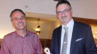 Bild: ohr
Stellvertreter Thomas Rohrwild (links) überreicht Bürgermeister Hans Prechtl, dem "Chefkoch" der Gemeinde Stulln, symbolisch einen Kochlöffel.