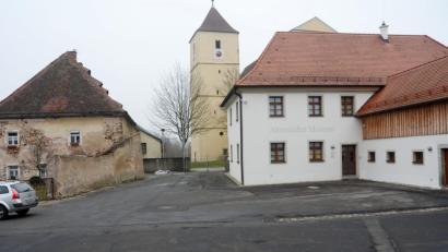 Bild: Gabi Schönberger
Der Pfarrplatz in Altenstadt bekommt keinen raumgreifenden Brunnen. Ein Bürgerentscheid fällt eindeutig aus.