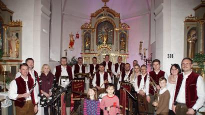 Bild: mmj
Die Interpreten glänzten beim Konzert der Grenzland Blaskapelle im Altarraum der Dorfkirche "Maria vom Siege" in Dietersdorf.