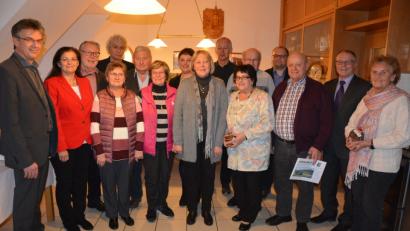 Bild: jr
Ein Päckchen Stiftländer Lebkuchen gibt es als kleines Dankeschön für die Seniorenbeauftragten, die seit zehn Jahren im Amt sind. Dazu gratulieren Personalchef Walter Brucker, Oberregierungsrätin Regina Kestel, Ludwig Spreitzer, Landrat Wolfgang Lippert (von links) und der Konnersreuther Bürgermeister Max Bindl (Zweiter von rechts).