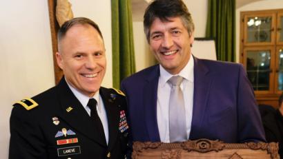 Bild: do
Das Weihnachtsgeschenk von General Christopher C. LaNeve an Bürgermeister Edgar Knobloch hat Symbolkraft. „Partnerschaft durch Freundschaft“ heißt es auf dem kunstvoll gestalteten Holzrelief, mit dem der US-Kommandeur andeutete: Arbeiten wir gemeinsam an einem guten Verhältnis zum Wohl beider Nationen.
