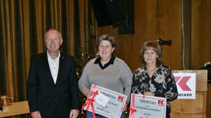 Bild: exb
Die Übergabe der zwei 5000-Euro-Schecks mit Kassecker-Geschäftsführer Bernd Fürbringer und Monika Demmer und Brigitte Nickl (von links) von den beiden Waldsassener Kinderhäusern.