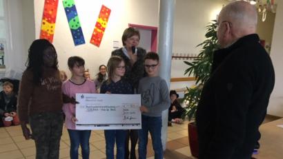 Bild: exb
Die Kinder der Hammerweg-Grundschule übergeben einen Spendenscheck für das "Giriama-Projekt".