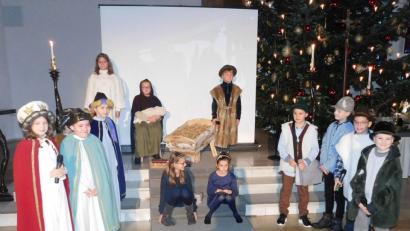 Bild: hai
Buben und Mädchen zeigen im Krippenspiel die Geburt Jesu.