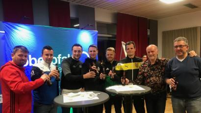 Bild: fle
Der Oberpfalz-Medien-Cup 2018 war vielleicht nicht das spielerisch beste Turnier, aber erneut ein Höhepunkt zum Ende des Jahres. Darauf stießen die Vereinsverantwortlichen bei der Pressekonferenz an (von links): Roland Lang (SV Grafenwöhr), Martin Kratzer (SV Raigering), Tobias Bernklau (SpVgg Pfreimd), Christian Most (FC Wernberg), Andreas Lang (SV Mitterteich), Thorsten Baierlein (SV Hahnbach), Teammanager Hannes Beer (SpVgg SV Weiden) und Abteilungsleiter Manfred Herrmann (SV Etzenricht).