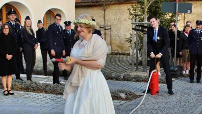 Bild: ds
Feuerprobe gleich nach dem Jawort. Wobei – eigentlich war es ja eine Löschprobe. Die forderte die Feuerwehr von ihrem Dienstherrn, Bürgermeister Roman Berr, und seiner Braut Armela. Die beiden sind ganz offensichtlich ein gutes Team, auch an der Kübelspritze.