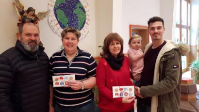 Bild: exb
Bei der Spendenübergabe (von links) Hubert Heinzl, Monika Demmer, Brigitte Nickl sowie Simon Heinzl mit Leni, Enkelin von Hubert Heinzl.