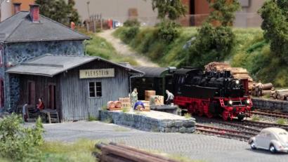 Bild: ens
Das Modell der historischen Bahnstrecke strotzt vor Detailverliebtheit. Hier ist der Pleysteiner Bahnhof zu sehen, während gerade ein Zug einfährt.