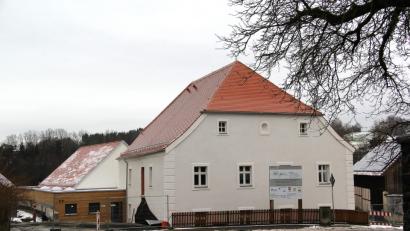 Bild: boj
Das denkmalgeschützte ehemalige Pfarrhaus erstrahlt in neuem Glanz, es fehlt nur noch der Anstrich. Links der holzverkleidete Flachbau mit den Wirtschaftsräumen, dahinter der Pfarrsaal mit Satteldach.