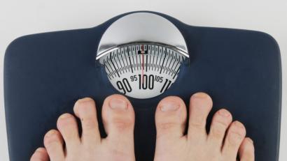 Bild:  Armin Weigel/dpa
Nach den Weihnachtstagen zeigt die Waage oft ein paar Kilo zuviel an.