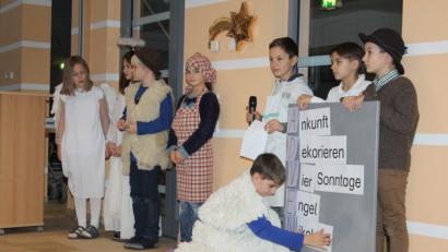 Bild: frd
Bei der Musical-Vorführung im Alten- und Pflegeheim erklärten die Schüler anschaulich, wie sie das Wort „Advent“ definieren.