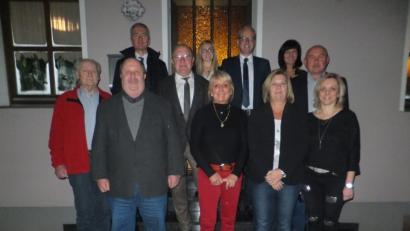 Bild: ibj
Den geehrten Mitgliedern gratulieren Ortsvorsitzender Georg Götz. Dritte Bürgermeisterin Evi Höllerer, Bürgermeister Bernhard Lindner (hinten, von rechts) und CSU-Kreisvorsitzender Harald Schwartz (hinten, links).