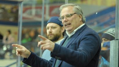 Bild: gb
Chefcoach Ken Latta (vorne) und Co-Trainer Florian Zellner geben bei den Blue Devils auch in der Saison 2019/20 den Takt an. Vor dem Match am Freitag gegen Höchstadt (7:6 in der „Overtime“) wurden die Vertragsverlängerungen bekanntgegeben.