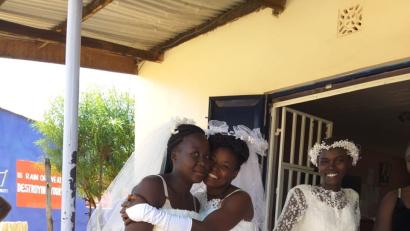 Bild: exb
Überglücklich wurde in Kenia eine spontane Brautmodenschau veranstaltet.