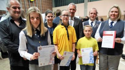 Bild: ct
Die erfolgreichen jungen Musiker der Werkvolkkapelle (von links) Marica Kramme, Alexa Schobel, Benedikt Liebenow mit Dirigentin Sabine Kredler. Es gratulieren (hinten, von links) Kreisdirigent Gerhard Böller, Jugendvorstand der Bläserjugend Karin Dotzler, Zweiter Bürgermeister Thorsten Grädler und WVK-Vorsitzender Harald Lukesch.