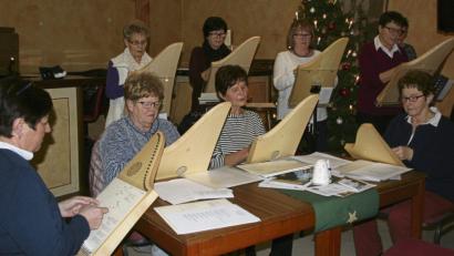 Bild: gpa
Es ist der erste Auftritt vor vielen Gästen, aber es klappt alles bei der Veeh-Harfen-Gruppe des Katholischen Frauenbunds, die für ihren Musikbeitrag viel Beifall erntet.