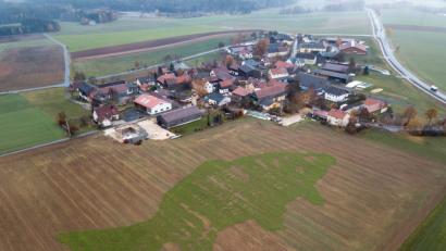 Bild: dtr
Der Karpfen bei Kleinsterz ist aus der Luft gut zu erkennen. Dabei wird aber auch deutlich, dass die Trockenheit dem Kunstwerk stark zugesetzt hat.