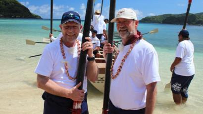 Bild: BR/Gerrit Mannes
Kapitän Morten Hansen und Schiffsarzt Winni Koller (rechts) machen einen Ausflug auf Samoa.