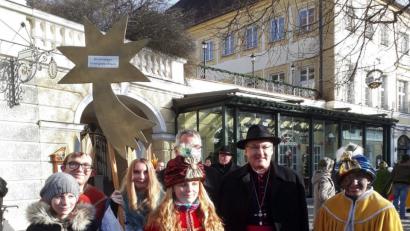 Bild: Nicole Koller
Die Sternsinger von St. Ursula mit Bischof Rudolf Voderholzer (Zweiter von rechts).