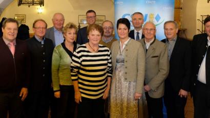 Bild: u
Bei der Jahresabschlussfeier der CSU-Ortsverbände Hirschau, Ehenfeld und Massenricht, der Frauen Union und Jungen Union wurden Mitglieder des Ortsverbandes Hirschau für ihre Treue zur CSU geehrt. V. l.: 3. Bürgermeister Peter Leitsoni, Fraktionsvors. Dr. Hans-Jürgen Schönberger, Altbürgermeister Hans Drexler (35 J.), Rosi Schönberger (35 J.), Bürgermeister Hermann Falk, Heidi Flierl (45 J.), Reinhold Birner (10 J.), Ortsvors. Birgit Birner, MdL Dr. Harald Schwartz, Andreas Schert (25 J.), Richard Birner (25 J.) und Martin Meier (35 J.).