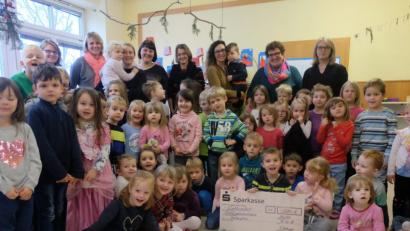 Bild: ohr
Der Kindergarten Stulln spendete an das Kinderpalliativteam Ostbayern am Klinikum St. Marien Amberg den ansehnlichen Betrag von 500 Euro. Der Spendenaufruf zur Martinsfeier erbrachte 300 Euro. Der Elternbeirat legte aus dem Verkaufserlös noch 200 Euro dazu. Im Bild (hinten von rechts) Leiterin Sonja Reitinger und Kinderkrankenschwester Karin Borchers sowie Elternbeiratsmitglieder.