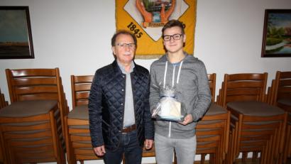 Bild: bjp
Bürgermeister Werner Walberer zeichnet Adrian Szymanek aus.