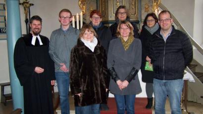 Bild: rrd
Die neue Leitung der evangelischen Kirchengemeinde Hirschbach (vorne, von links) Christine Ludwig, Tanja Appel und Marco Regler, (hinten, von links) Pfarrer Gerhard Durst, Lukas Engelhardt, Silke Spieß, Birgit Sommer und Martina Utz.