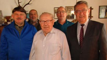 Bild: sck
Geburtstagsrunde bei Friedrich Brütting (von links): Christian Schatz (Flembach-Kickers), Georg Büttner (Haus- und Grundbesitzerverein Auerbach), der Jubilar mit Sohn Willi und Zweiter Bürgermeister Herbert Lehner.