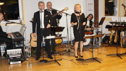 Bild: weu
Die überregional renommierte Band „Cappuccino“ hatte mit dem tanzbegeisterten Publikum leichtes Spiel durch professionelle Tanzmusik.