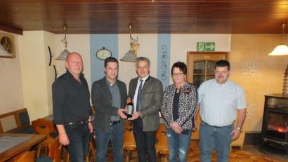 Bild: soj
Als kleines Dankeschön für sein Kommen überreichte CSU-Vorsitzender Wolfgang Söllner an Roland Grillmeier einen guten Tropfen. Mit dabei waren (v.re.) stellvertretender CSU-Vorsitzender und Gemeinderat Michael Sticht, FU-Vorsitzende Petra Becher, CSU-Ehrenvorsitzender und Fraktionssprecher im Gemeinderat Josef Söllner.