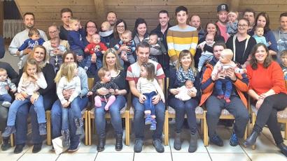 Bild: no
Die Eltern mit ihren Neugeborenen im Feuerwehrhaus, gemeinsam mit den beiden Bürgermeistern Dieter Dehling (hinten, Dritter von rechts, verdeckt) und Benjamin Hiltl.(hinten Zweiter von rechts).