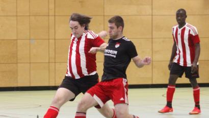 Bild: Hirsch
Die SpVgg Pfreimd setzte gegen die SG TSV Schwandorf/ASV Fronberg mit 3:0 durch. Die Szene zeigt Matthias Brandl (links, SG) im Zweikampf mit Peter Schießl (rechts, Spvgg).