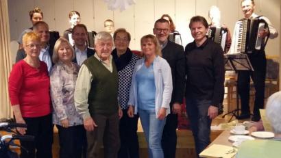 Bild: kdi
Die Geehrten mit den Laudatoren von links nach rechts Angela Hecht, Dr. Seitz, Marianne Neudert, Stefan Schmiedberger, Norbert Fleißner, Gertrud Hecht, Kathrin Dietz, die Leiterin für soziale Betreuung, Stadtpfarrer Thomas Vogl und Heimleiter Bernhard Riedl. Im Hintergrund die Musikanten der Kreismusikschule Tirschenreuth mit Alois Fischer (rechts).