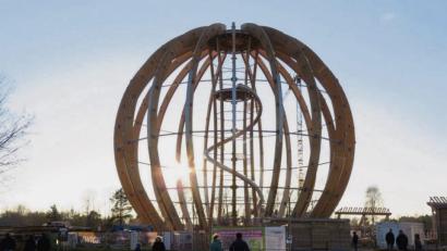 Bild: Gerhard Götz
Weihnachtskugel am Steinberger See: Zum Jahresende steht der Prestigebau, der die Region das ganze Jahr beschäftigt.