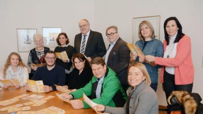 Bild: Gabi Schönberger
Die Anbieter der Ferienbetreuung stellen mit Vertretern der Stadt und des Landkreises einen neuen Flyer zu Ferienaktionen und Betreuung vor.